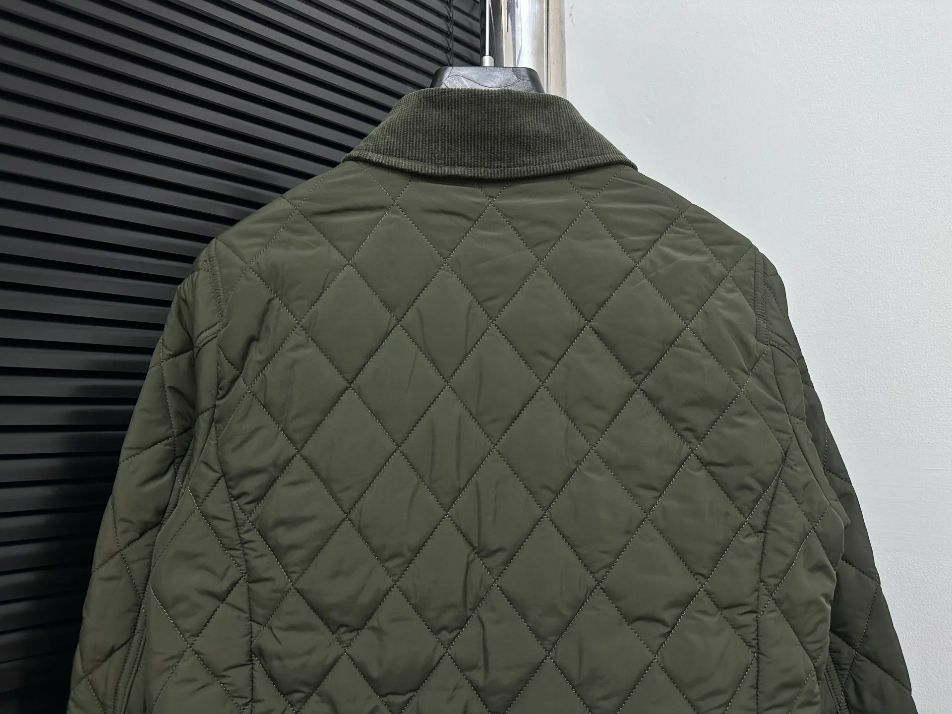 P530 【Ralph Lauren】Ralph Lauren cotton-padded jacket. The face is filled with imitation feather cotton. Three-in-one rhombus quilted embroidery. Soft and comfortable. Warm and comfortable. Corduroy strips run through the whole body. No knots or overlaps. Artificial curling. Fine workmanship. Does not look bloated. The upper body is light and not bloated. Soft and comfortable. Highly recommended. Size: S M L